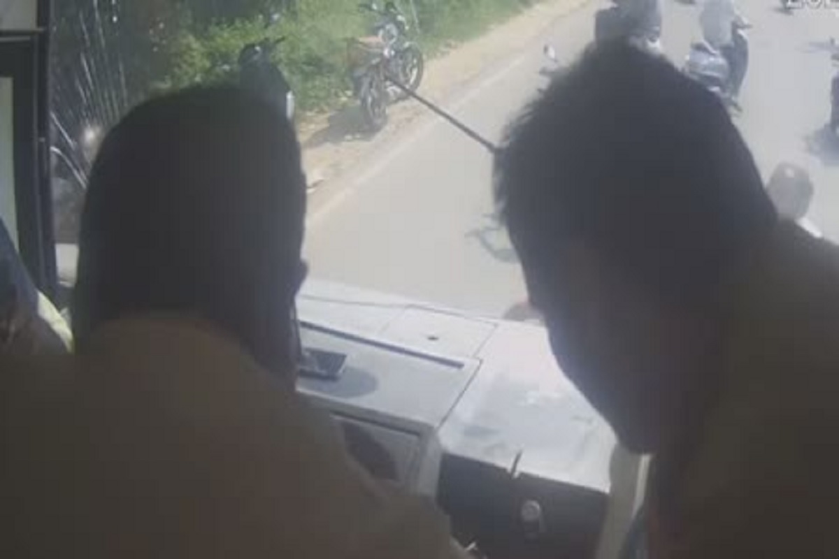 Bus Driver Heart Attack: सड़क पर दौड़ रही थी यात्रियों से भरी बस, तभी मौत की नींद सो गया ड्राइवर, वीडियो देखकर आपके भी खड़े हो जाएंगे रोंगटे