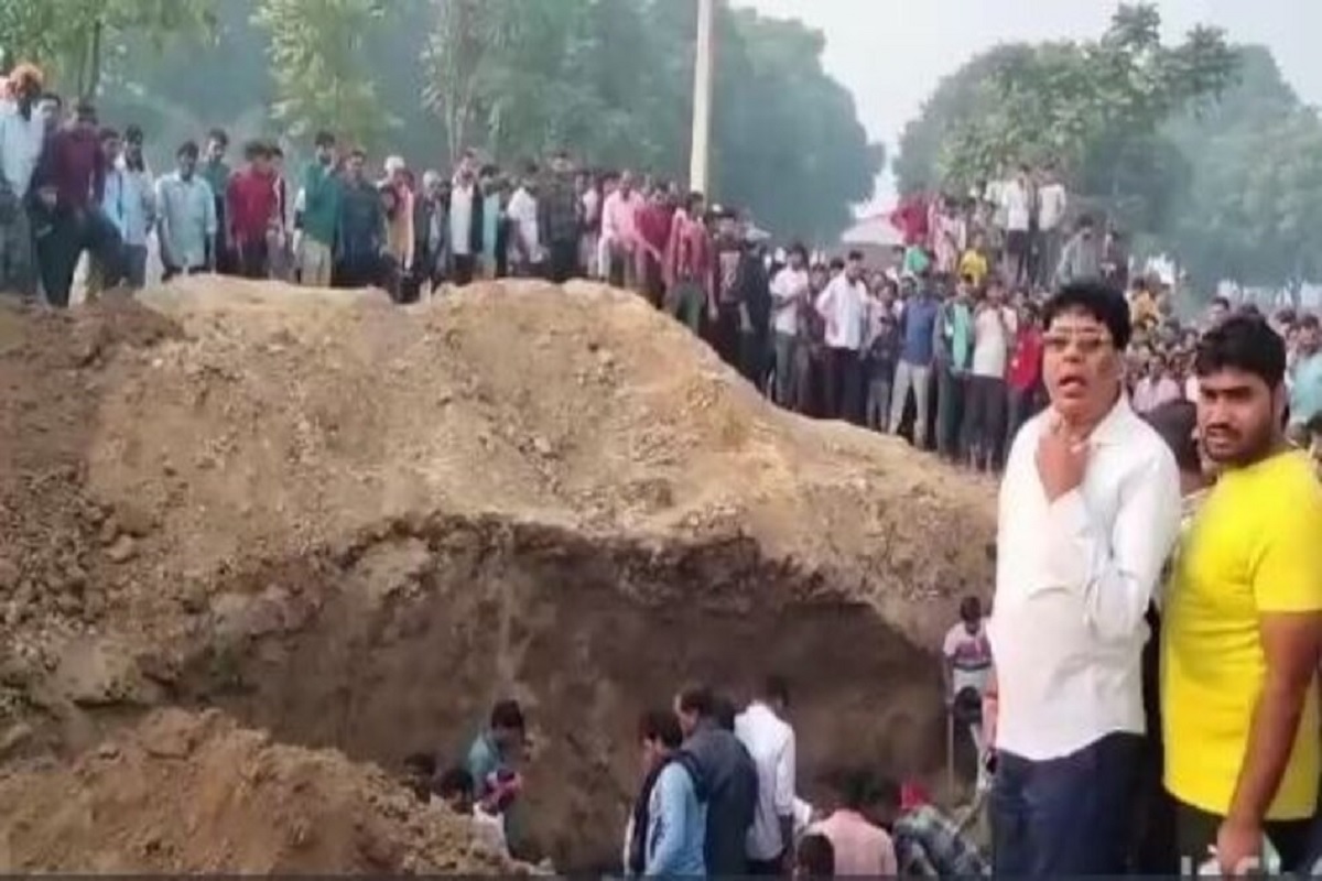 UP News: मिट्टी खोदने के दौरान बड़ा हादसा, 4 महिलाओं की मौत, मिट्टी के ढेर में और लोगों के दबे होने की आशंका