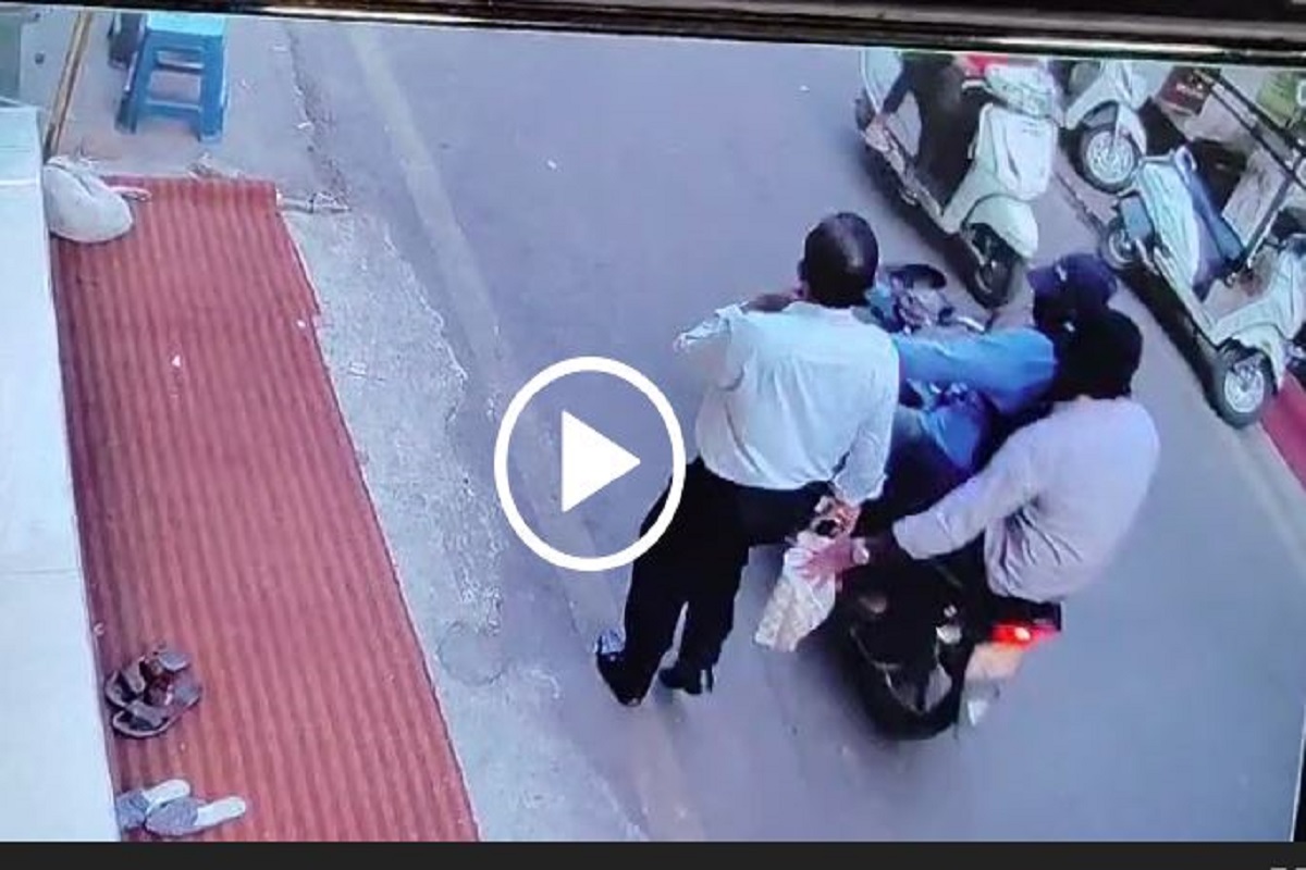 बीच बाजार लाखों की लूट, हाथ से बैग छीनकर फरार हुए नकाबपोश, कैमरे में कैद हुई वारदात