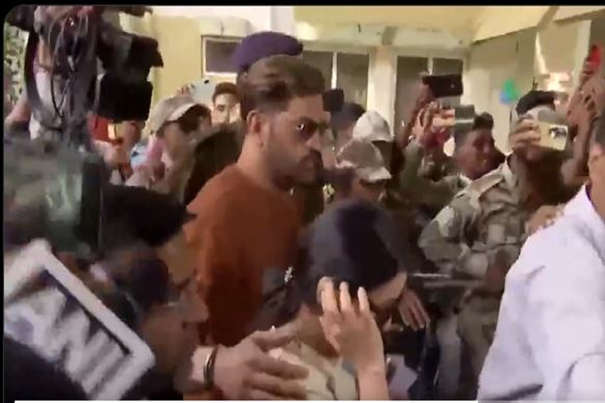 Jharkhand Assembly Elections 2024: पत्नी साक्षी के साथ मतदान करने पहुंचे धोनी, झारखंड में एक बजे तक 46.25 फीसदी मतदान