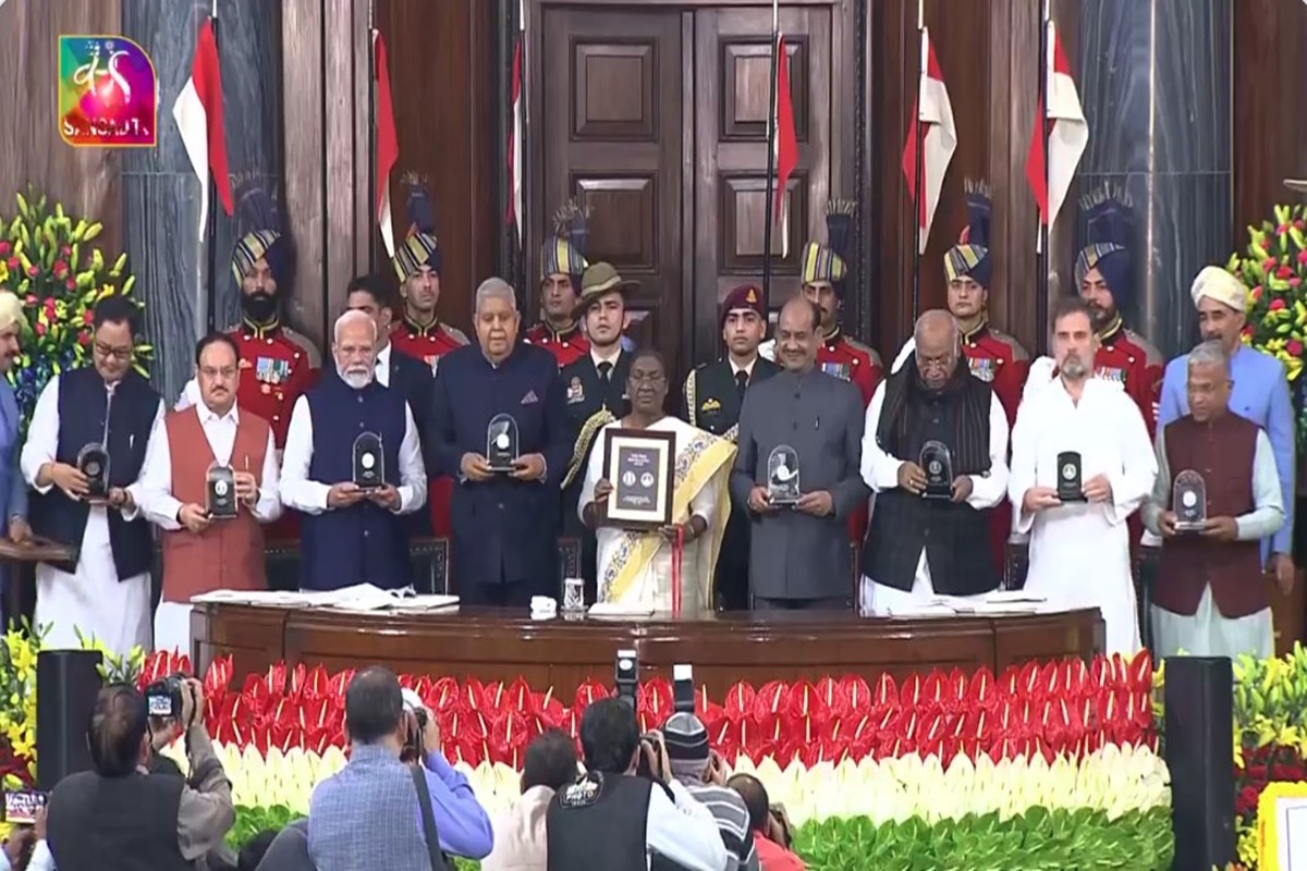 Droupadi Murmu on Constitution Day: संविधान दिवस पर राष्ट्रपति द्रौपदी मुर्मू ने जारी किया डाक और सिक्का, देश के नागरिकों से की ये अपील