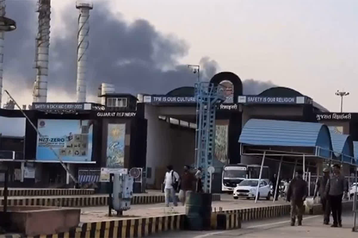 IOCL Refinery Blast : इंडियन ऑयल की रिफाइनरी में धमाके के बाद लगी भीषण आग, आसमान में उठा धुएं का गुब्बारा, मचा हड़कंप