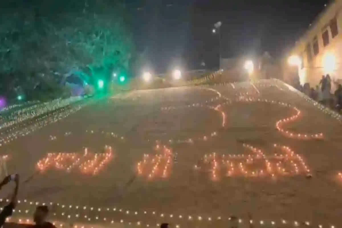 Dev Diwali Celebration 2024: देव दिवाली पर जगमग हुई वाराणासी, 51 हजार दीपों से लिखा ‘बंटोगे तो कटोगे’, लाखों की संख्या में पहुंचे लोग