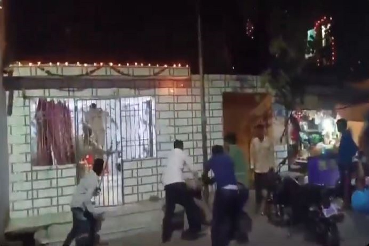 पुलिस वालों की ईंट पत्थर और डंडे से पिटाई, बेखौफ बदमाशों ने दरोगा की वर्दी फाड़ी…वीडियो वायरल