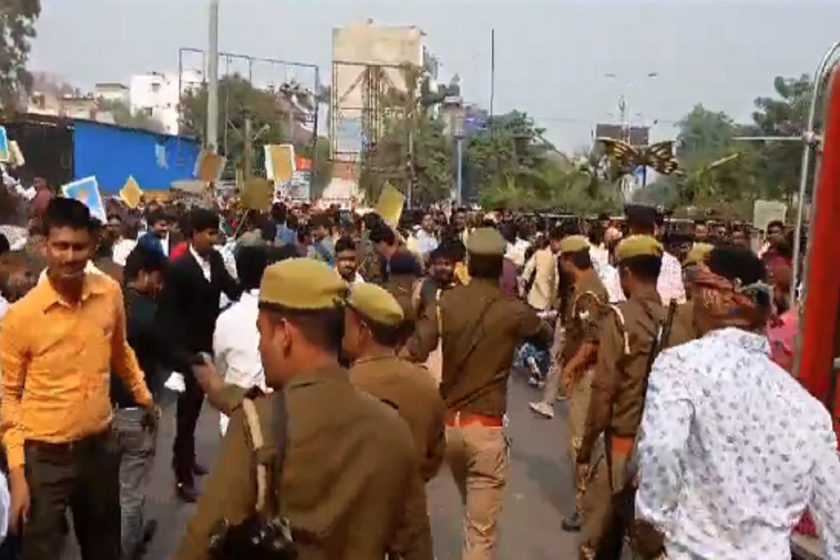 UPPSC Protest: पुलिस के डंडे खाकर भी लोक सेवा आयोग के गेट डटे हजारों छात्र, PCS और RO/ARO परीक्षा एक ही दिन कराने की मांग को लेकर उतरे सड़कों पर