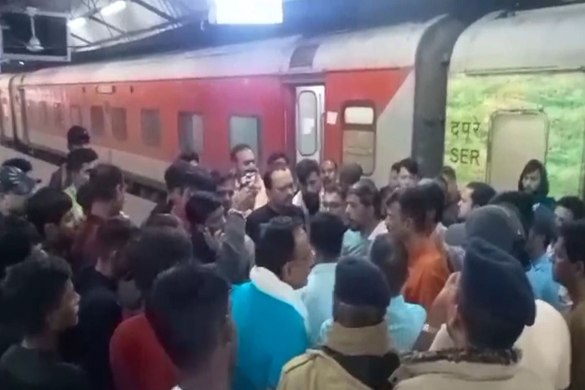 बिलासपुर स्टेशन में यात्रियों का हंगामा, बासी खाना परोसने के बाद बिगड़ी थी यात्रियों की तबीयत