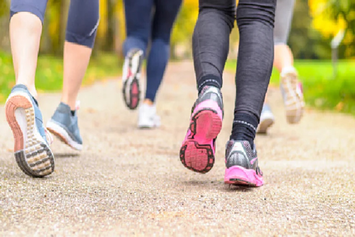 Walking Benefits: रोजाना 10 हजार कदम चलने से मिलते हैं अनगिनत फायदे, जीवनभर रहेंगे फिट!