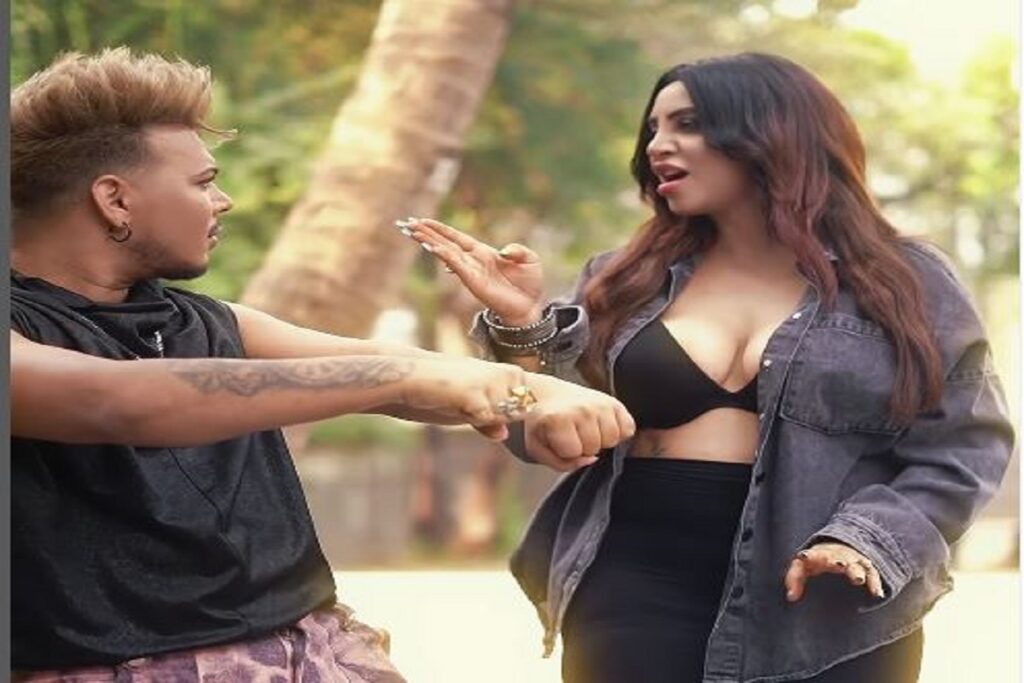 Actress Arshi Khan's sexy video goes viral