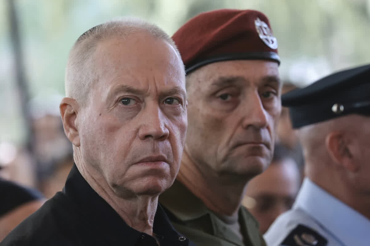 Yoav Gallant news: इजराइली प्रधानमंत्री का चौंकाने वाला फैसला.. रक्षा मंत्री को किया बर्खास्त, जानें किस वजह से हुई मिनिस्टर की छुट्टी