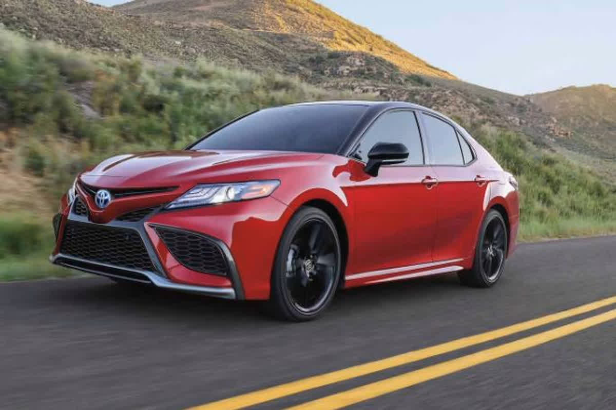 Toyota Camry Hybrid Launch Date : बजार में धमाल मचाने के लिए तैयार है नई Toyota Camry, लॉन्चिंग डेट से लेकर फीचर्स तक सबकुछ जानें यहां
