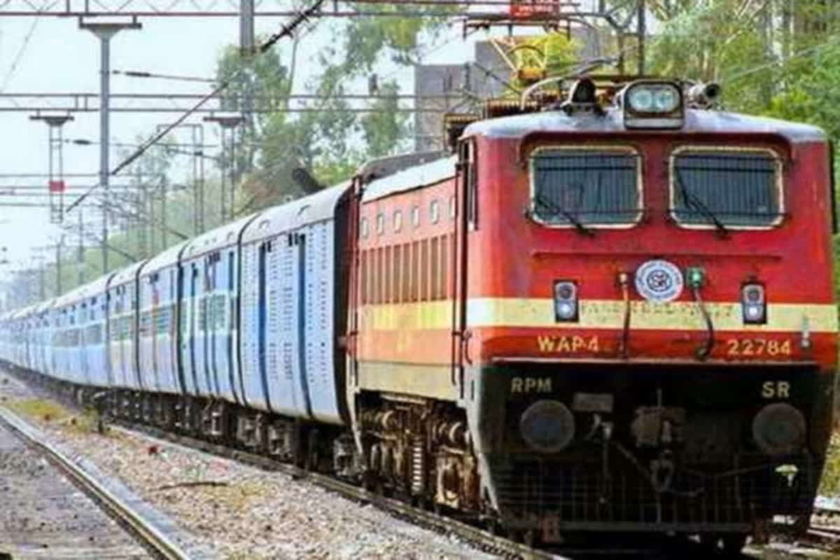 Train Cancelled: फिर बढ़ी रेल यात्रियों की मुश्किलें… रेलवे ने एक साथ कई ट्रेनों को किया रद्द, घर से निकलने से पहले पढ़ें ये खबर