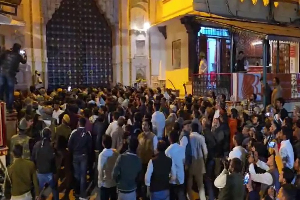 Udaipur Royal family Controversy: राजतिलक के बाद ​भीड़े महाराणा प्रताप के वंशज, जमकर हुई पत्थरबाजी, कई पुलिसकर्मी घायल