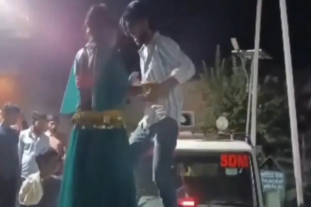 Girl Obscene Dance With Man: SDM की गाड़ी में ऐसा काम कर रहे थे युवक युवती, वीडियो वायरल होने के बाद मचा बवाल