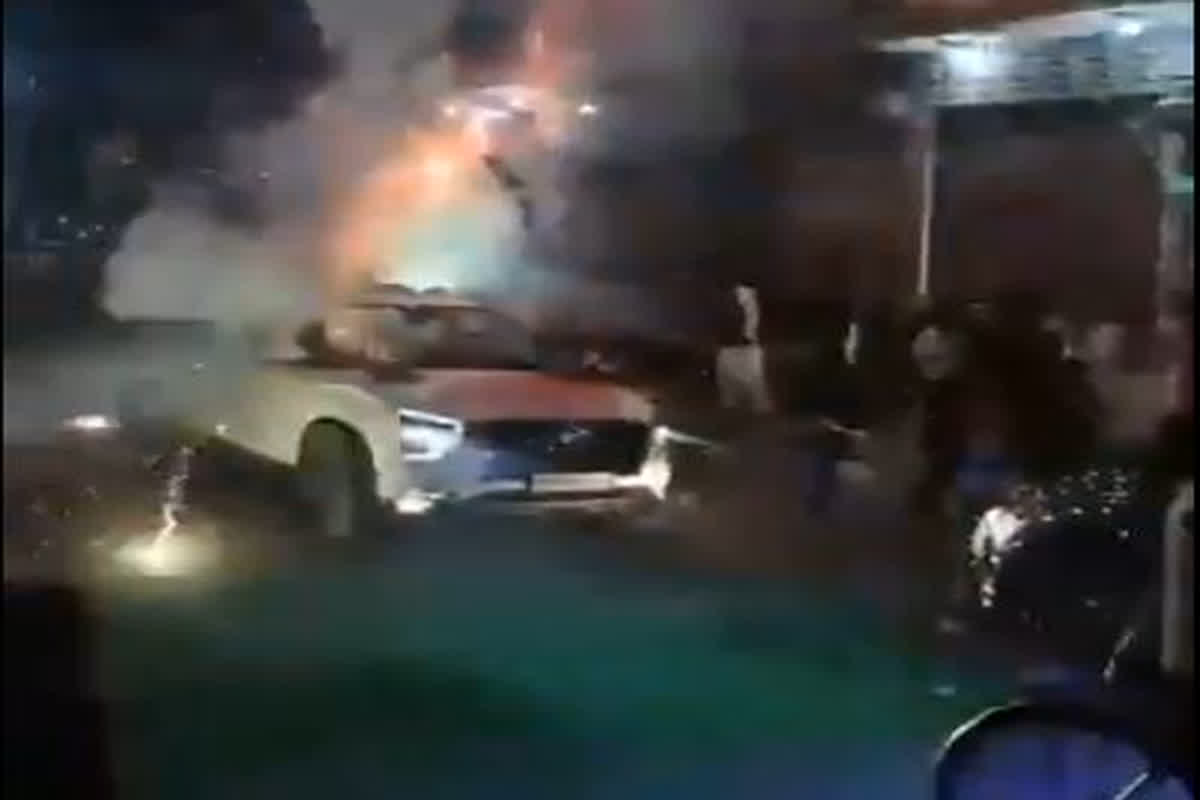 UP Hindi News: बारात के दौरान दूल्हे के कार में लगी आग, मची अफरातफरी, इस वजह से हुआ ये हादसा