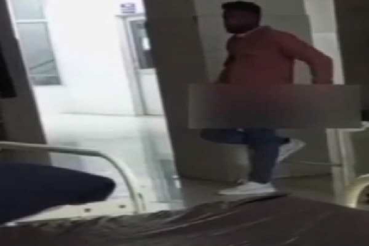 अस्पताल में महिलाओं के सामने युवक करने लगा हस्तमैथुन, अब सोशल मीडिया पर वायरल हुआ वीडियो