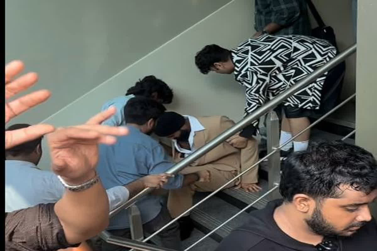 Vijay Deverakonda Viral Video : चलते-चलते सीढ़ियों से गिरे सुपरस्टार विजय देवरकोंडा, आई गंभीर चोट, वायरल हुआ वीडियो