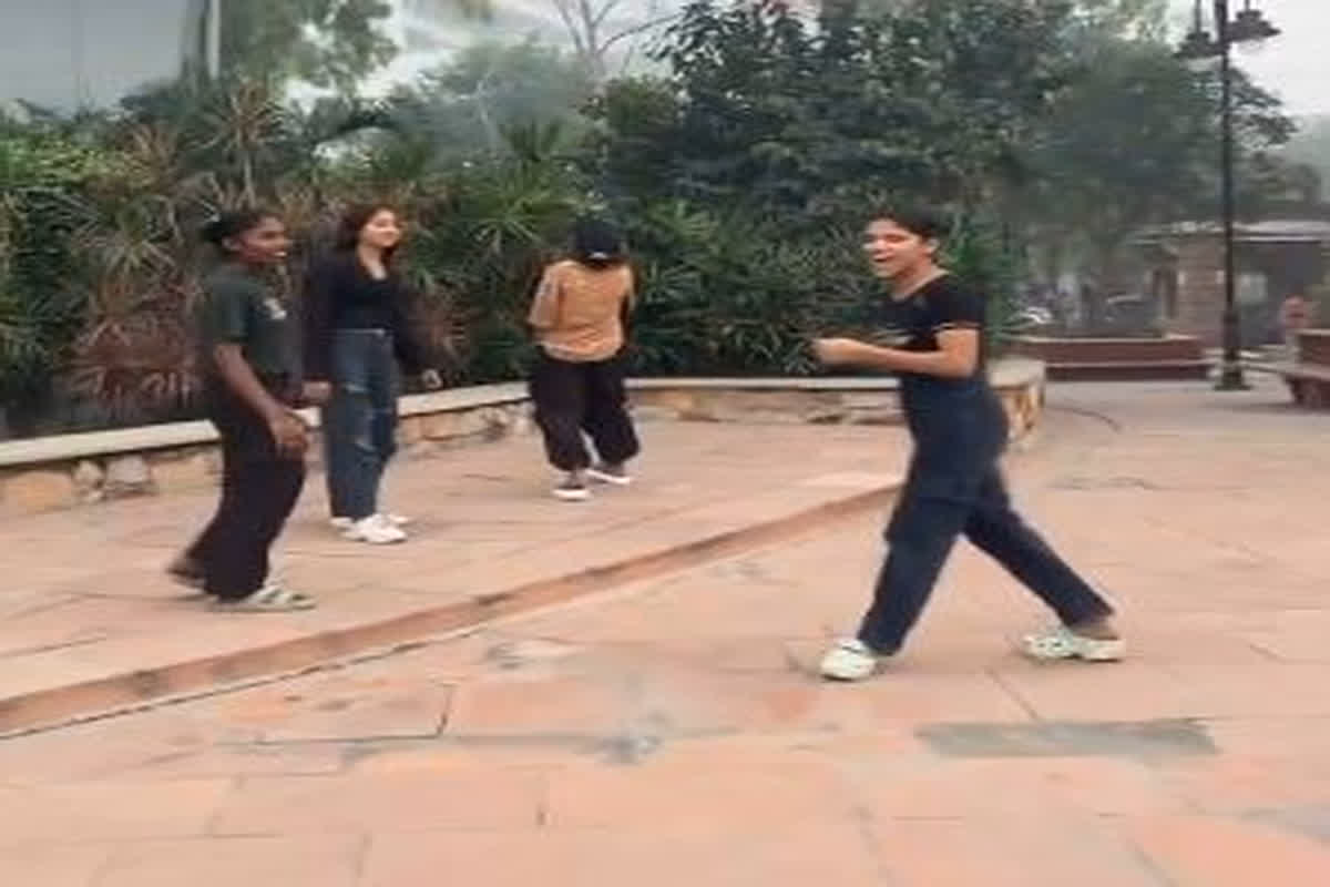 Girl Fight in Public Video : आपस में भिड़ी लड़कियां, जमकर हुई गाली-गलौज, मजे लेते रहे लोग, वायरल हुआ वीडियो