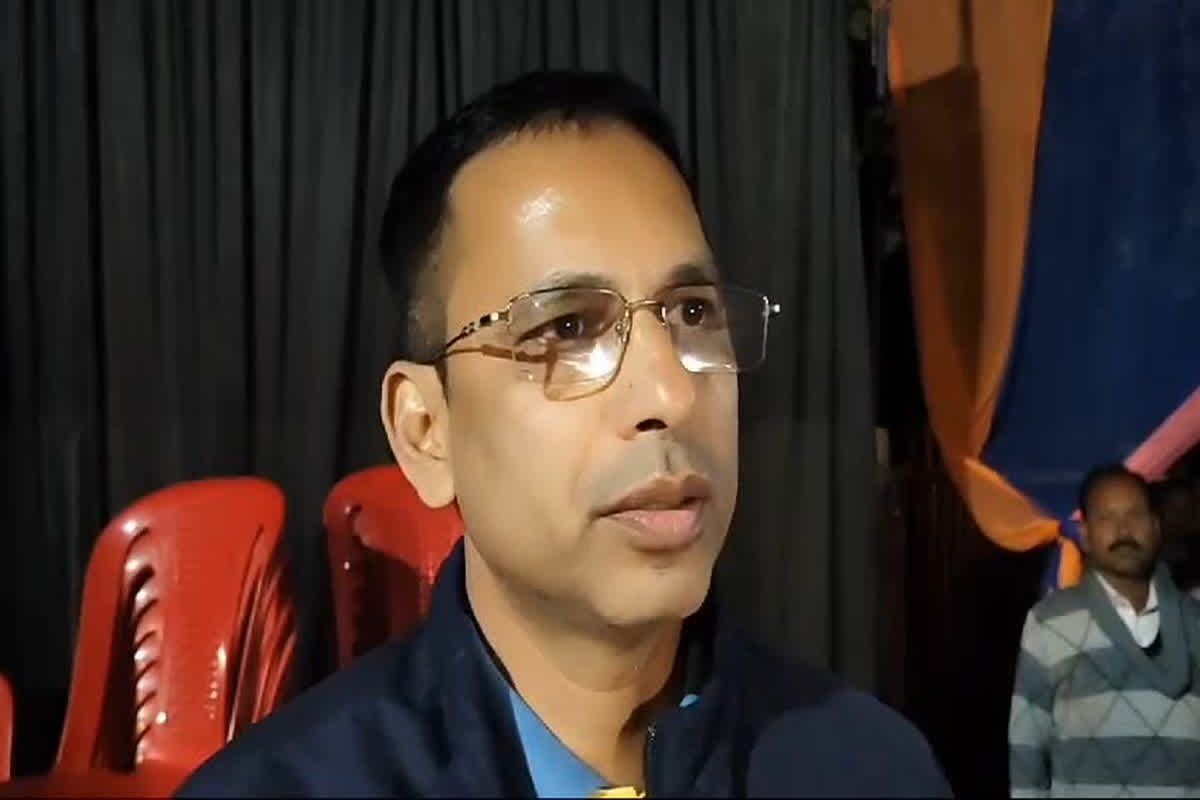 Damoh Collector Shudhir Kumar: सुर्खियों में कलेक्टर साहब..  11 से 5 की ड्यूटी के बाद भी नहीं रुकते पांव, आराम छोड़ जनसेवा के लिए करते हैं ये काम