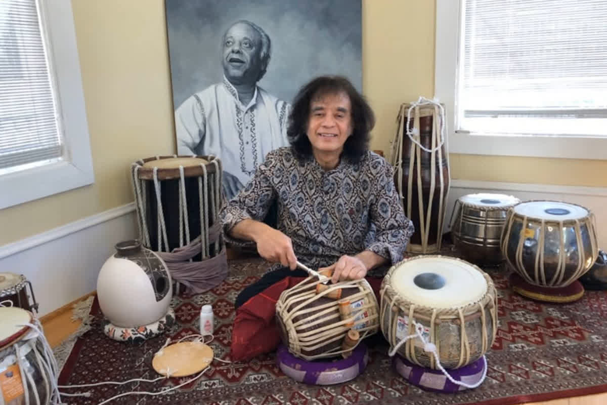 Ustad Zakir Hussain: पिता से हासिल की थी तबले पर थाप की महारत.. उँगलियों से तैयार कर लेते थे धुन,  जानें पद्म विभूषण जाकिर हुसैन से जुड़ी दिलचस्प बातें