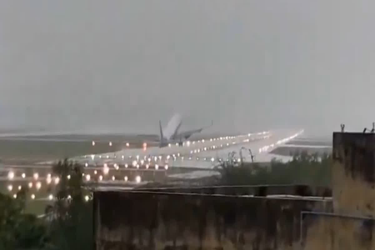 Chennai Airport Plane Landing Video: थम ही गई थी यात्रियों की सांसें, जब ‘फेंगल’ तूफान के बीच लैंडिंग के दौरान रन वे उछलकर हवा में लहराने लगा प्लेन, देखें दिल दहला देने वाला वीडियो