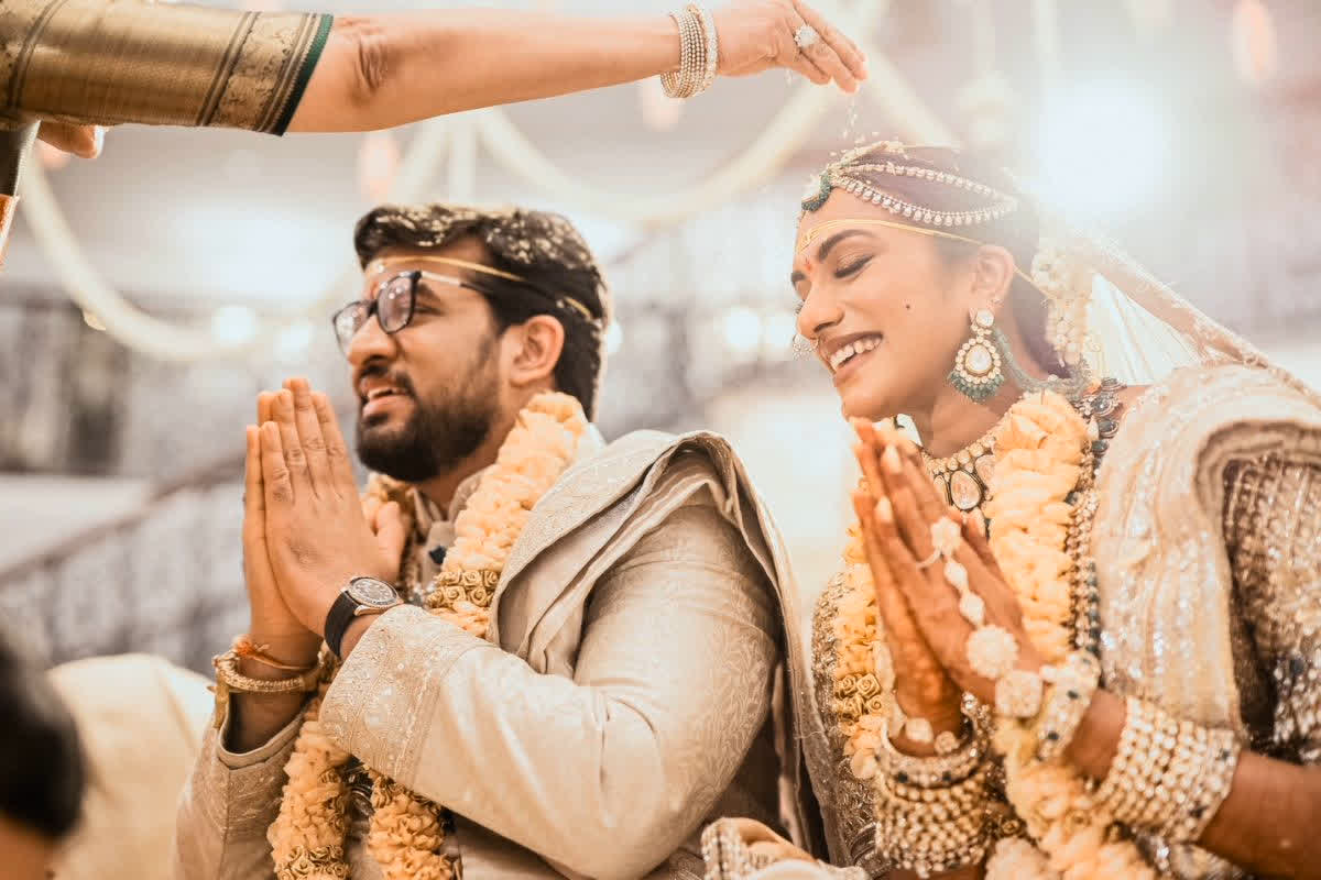 PV Sindhu Wedding Pics: शादी के बाद पीवी सिंधु ने शेयर की तस्वीरें.. पति वेंकट के साथ पारंपरिक पोशाक में दिखाई दे रही बैडमिंटन स्टार, आप भी देखें..