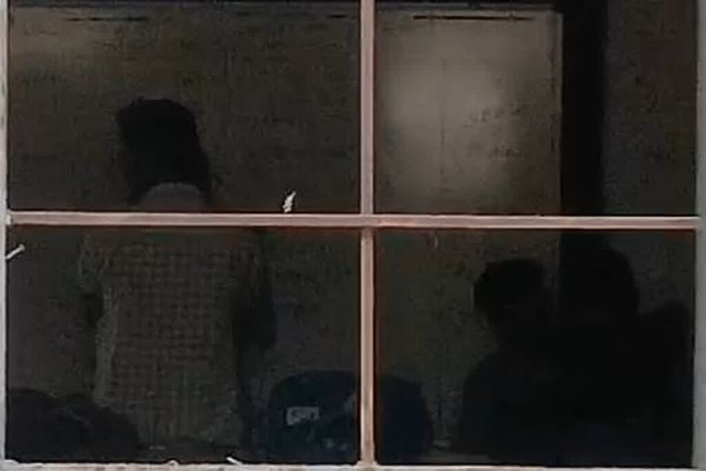 Romance in Classroom / छात्रा के साथ क्लासरूम में रोमांस करते नजर आए प्यून / Image Source: Screengrab Viral Video