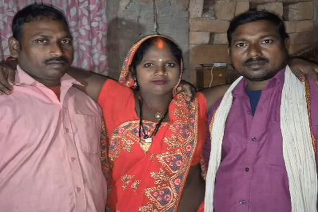 Lady Married With Two Men / महिला ने युवकों के साथ रचाई शादी / Image Source: Screengrab