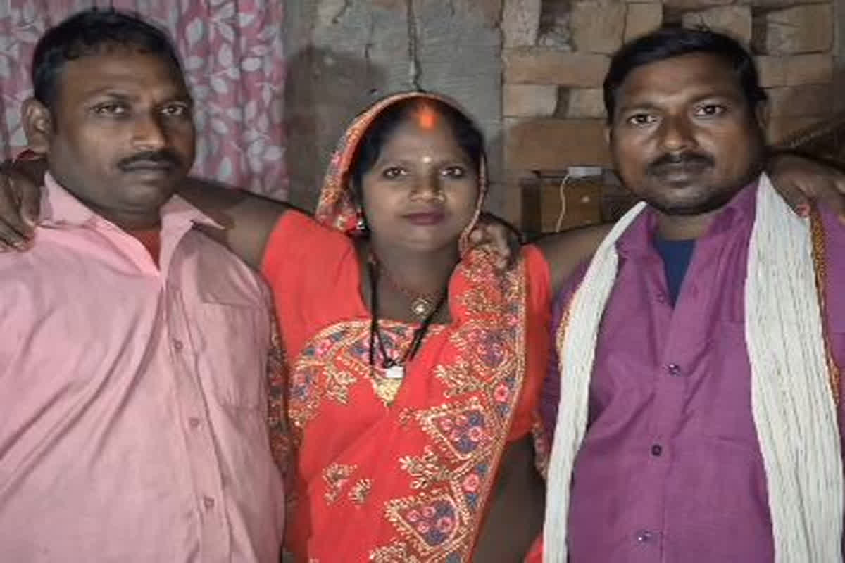 Lady Married With Two Men: महिला ने युवकों के साथ रचाई शादी, गले में पहना दोनों के नाम का मंगलसूत्र, बताया कैसे दोनों को करती है संतुष्ट