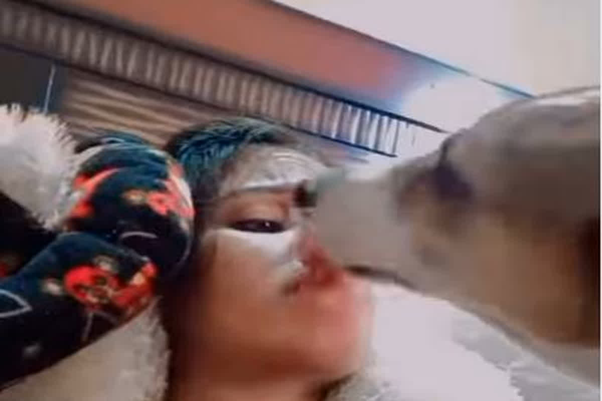 Desi Sexy Bhabhi Romance with Dog / कुत्ते के साथ रोमांस करते देसी भाभी ने बनाया वीडियो / Image Source: Screengrab