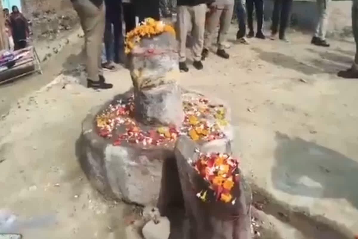 Kabristan Me Shivling: कब्रिस्तान में मिला 150 साल पुराना शिवलिंग.. हिंदूवादी संगठनों ने लगाया भगवा ध्वज, माहौल शांत बनाने प्रशासन ने कड़ी की सुरक्षा व्यवस्था