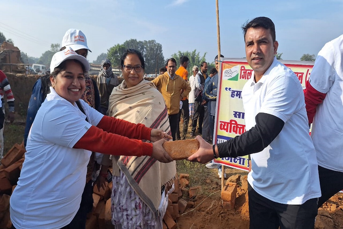 CG News: कलेक्टर समेत जिले के आला अधिकारियों ने अपने हाथ से बनाया ग्रामीण का शौचालय, पेश की स्वच्छता और जल संरक्षण की प्रेरक मिसाल