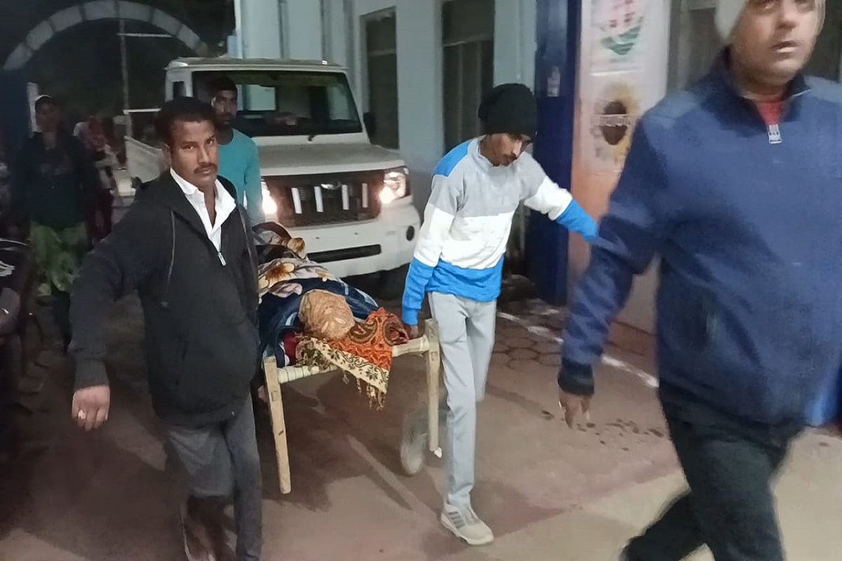 CG latest News: स्वास्थ्य मंत्री के विधानसभा में खाट पर हेल्थ सिस्टम, 108 वाहन नहीं मिलने पर खटिया में मरीज को लेकर अस्पताल पहुंचे परिजन