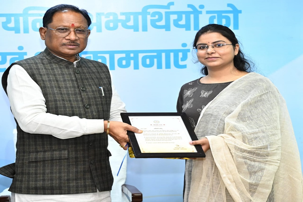 CM Sai with cgpsc toppers: छत्तीसगढ़ के भावी लोकसेवकों से मिले सीएम साय, पारदर्शिता और संवेदनशीलता से दायित्वों का निर्वहन करने किया प्रेरित