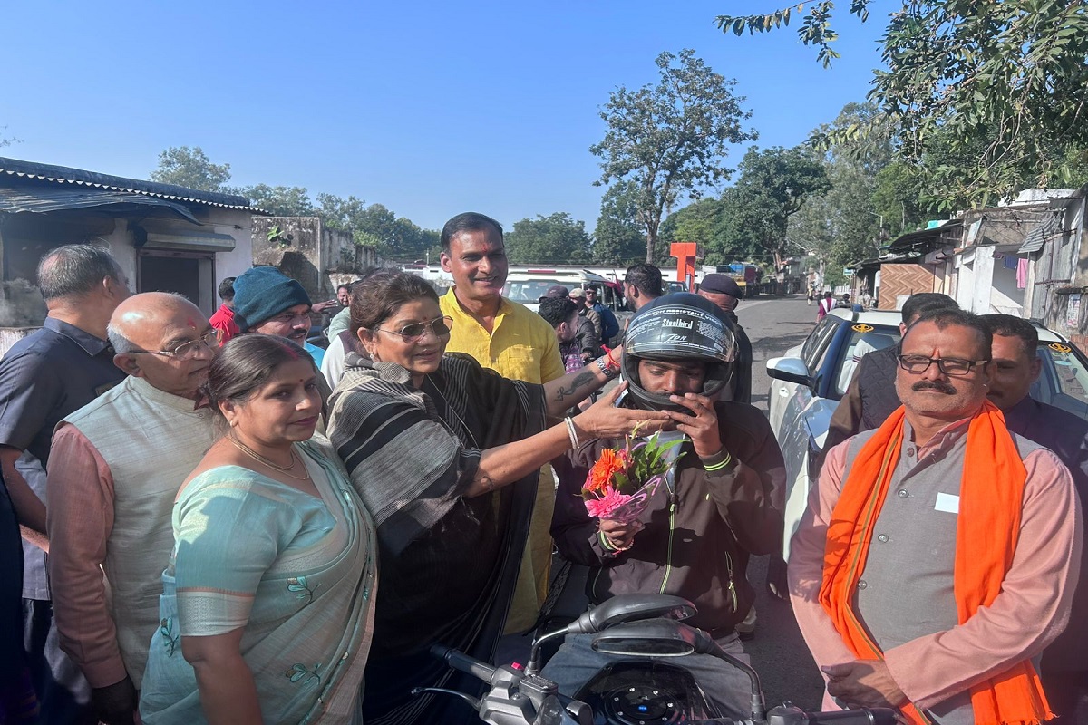 Road safety awareness: सड़क में खड़ी होकर विधायक रेणुका सिंह ने पहनाया हेलमेट, बढ़ रही दुर्घटनाओं को लेकर दिया संदेश