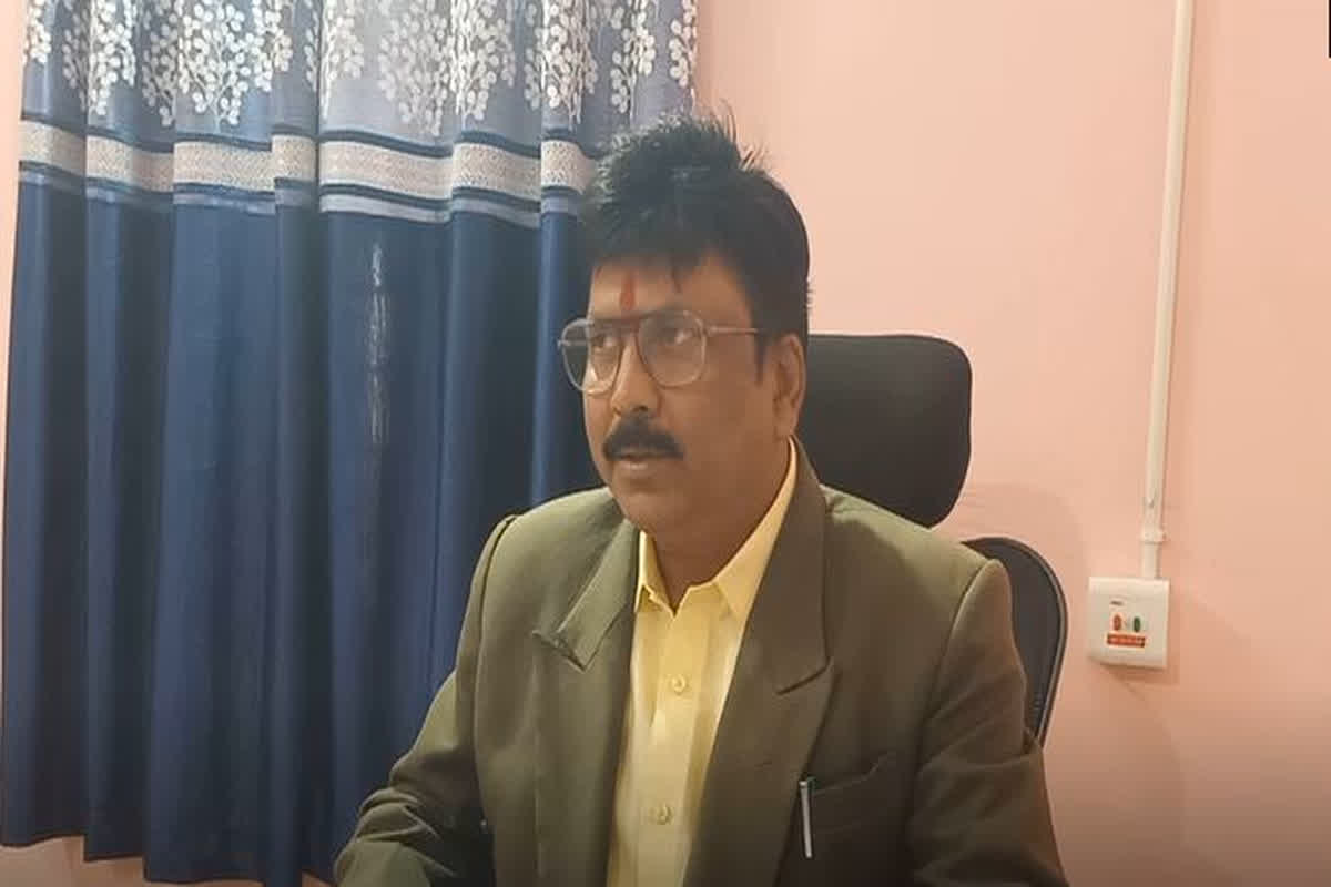 Balrampur News : सीएमओ को निर्दलीय पार्षद ने दी जान से मारने की धमकी, जमकर की गाली-गलौच, जानें क्या है पूरा मामला