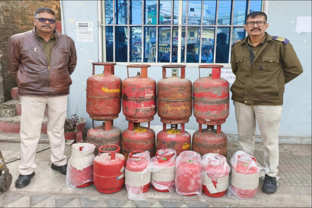 Illegal Gas Refilling : घर में हो रहा था अवैध गैस रिफिलिंग का काम.. 20 सिलेंडर हुए बरामद, पुलिस ने आरोपी को किया गिरफ्तार