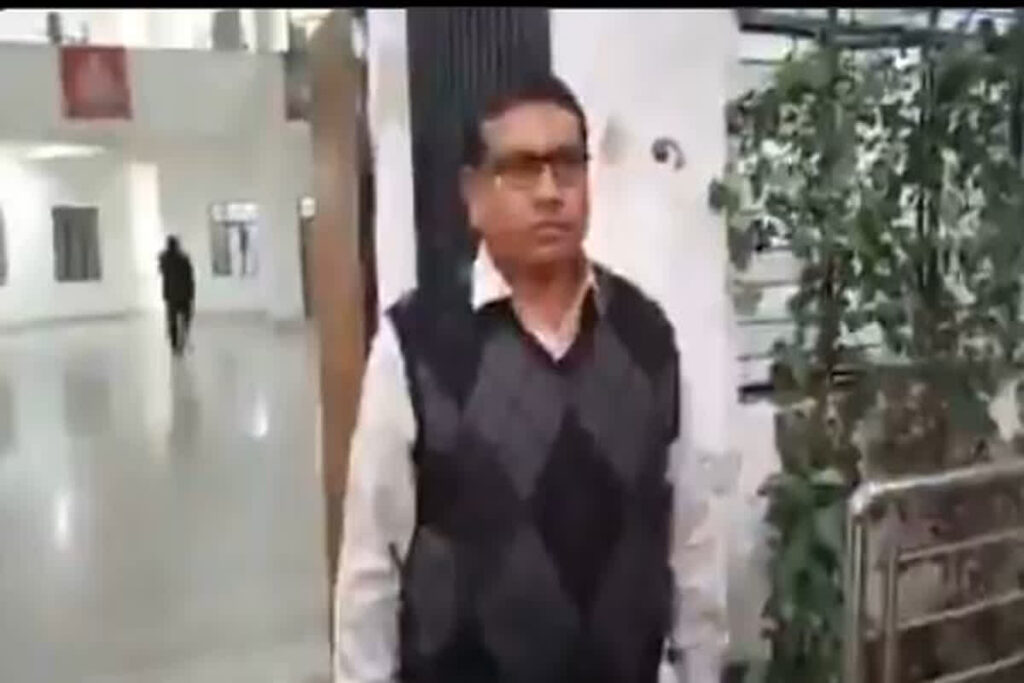 Accountant Arrested In Lucknow / Image Credit : जनता की आवाज़ (पत्रकार) X Handle