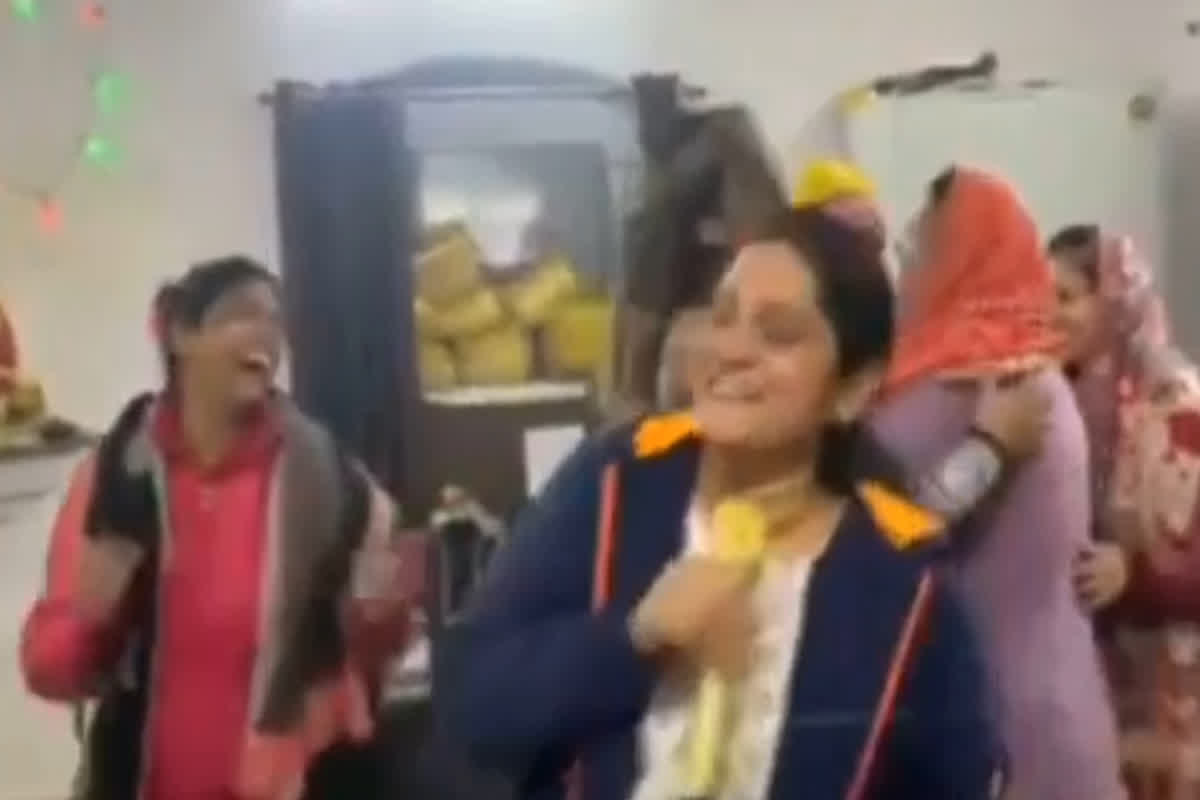 TI Seema Ingole Viral Video: ड्यूटी के दौरान कार्यालय के अंदर ही स्टाफ के साथ ठुमके लगा रही थी महिला टीआई, खूब वायरल हो रहा वीडियो