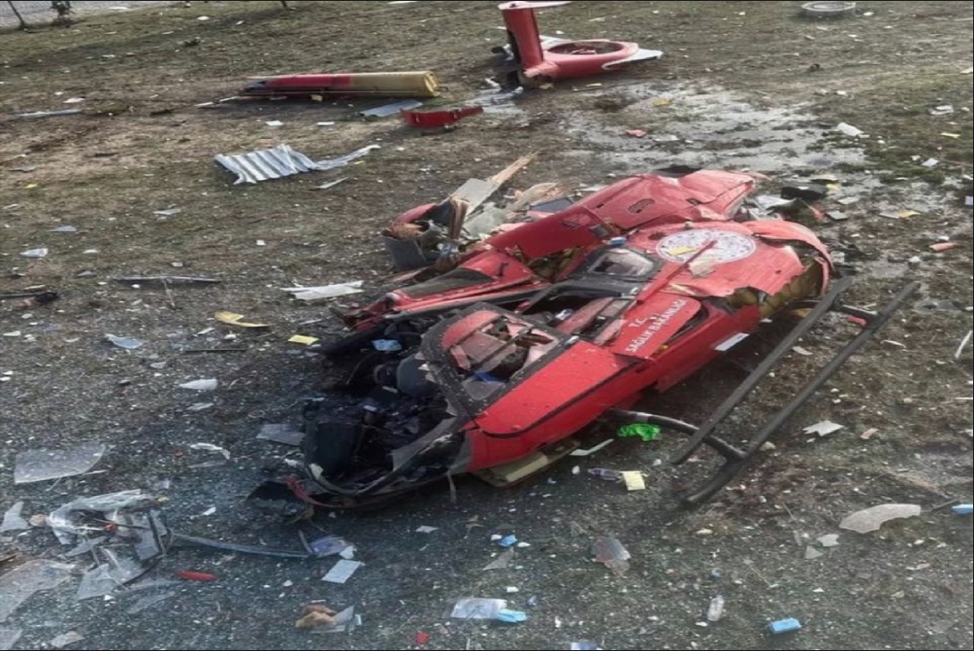 Helicopter Crash News : यहां हुआ दर्दनाक हादसा.. अस्पताल की बिल्डिंग से टकराया हेलीकॉप्टर, उड़ गए परखच्चे, 4 लोगों ने तोड़ा दम