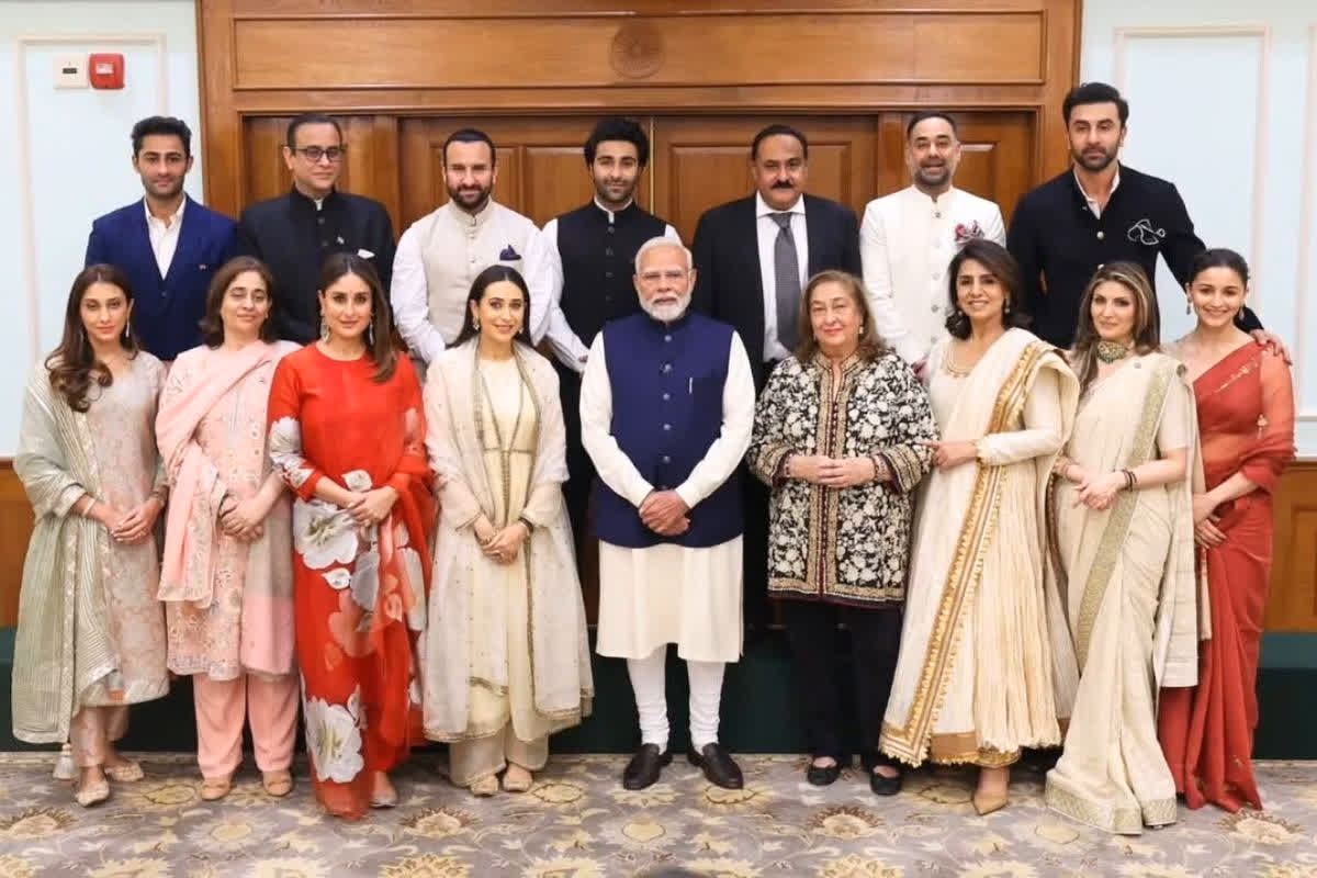 Kapoor family meets Prime Minister Modi: प्रधानमंत्री नरेंद्र मोदी से मिली करिश्मा, करीना और पूरी कपूर फैमिली.. तस्वीरों में आप भी देखें मुलाक़ात के लम्हें..