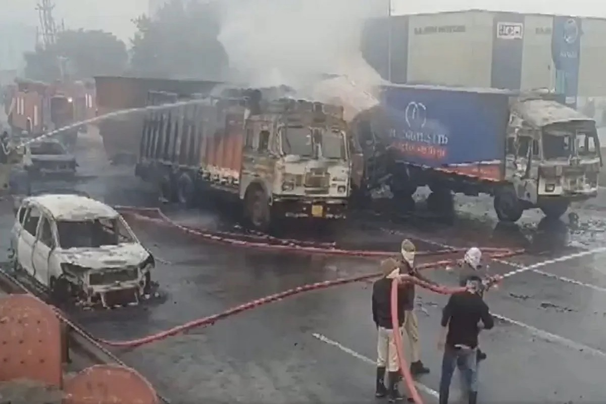 Jaipur Fire Accident: जयपुर में केमिकल टैंकर फटने से बड़ा हादसा, जिंदा जले पांच लोग, 40 से ज्यादा वाहन जलकर खाक, देखें खौफनाक वीडियो