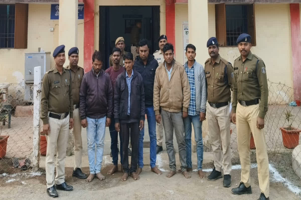 Cattle Smuggler Arrested : मवेशी तस्करी करने वाले 6 आरोपियों को पुलिस ने किया गिरफ्तार, 69 मवेशियों को करवाया आजाद