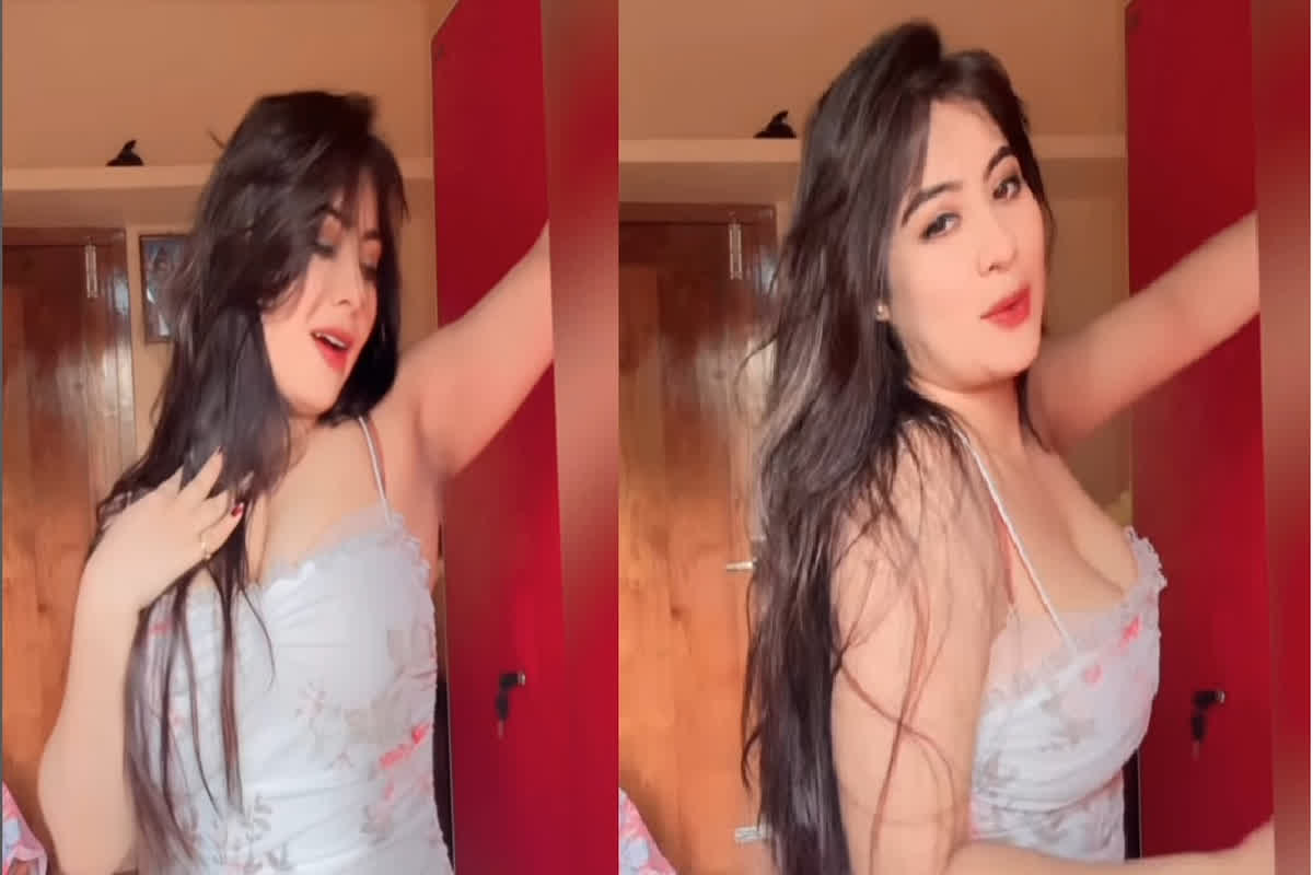 Desi Indian Bhabhi Sexy Video : Indian Bhabhi ने डीपनेक ड्रेस में फ्लॉन्ट किया कर्वी फिगर, सेक्सी वीडियो देख मचल उठा सबका दिल