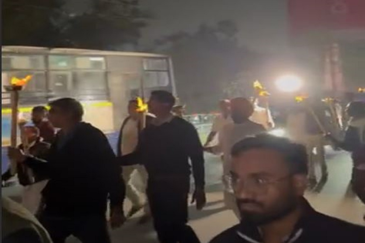 Raipur Science College Chowpatty: रायपुर साइंस कॉलेज के पास से चौपाटी हटाने का विरोध, पूर्व विधायक ने निकाली मशाल रैली