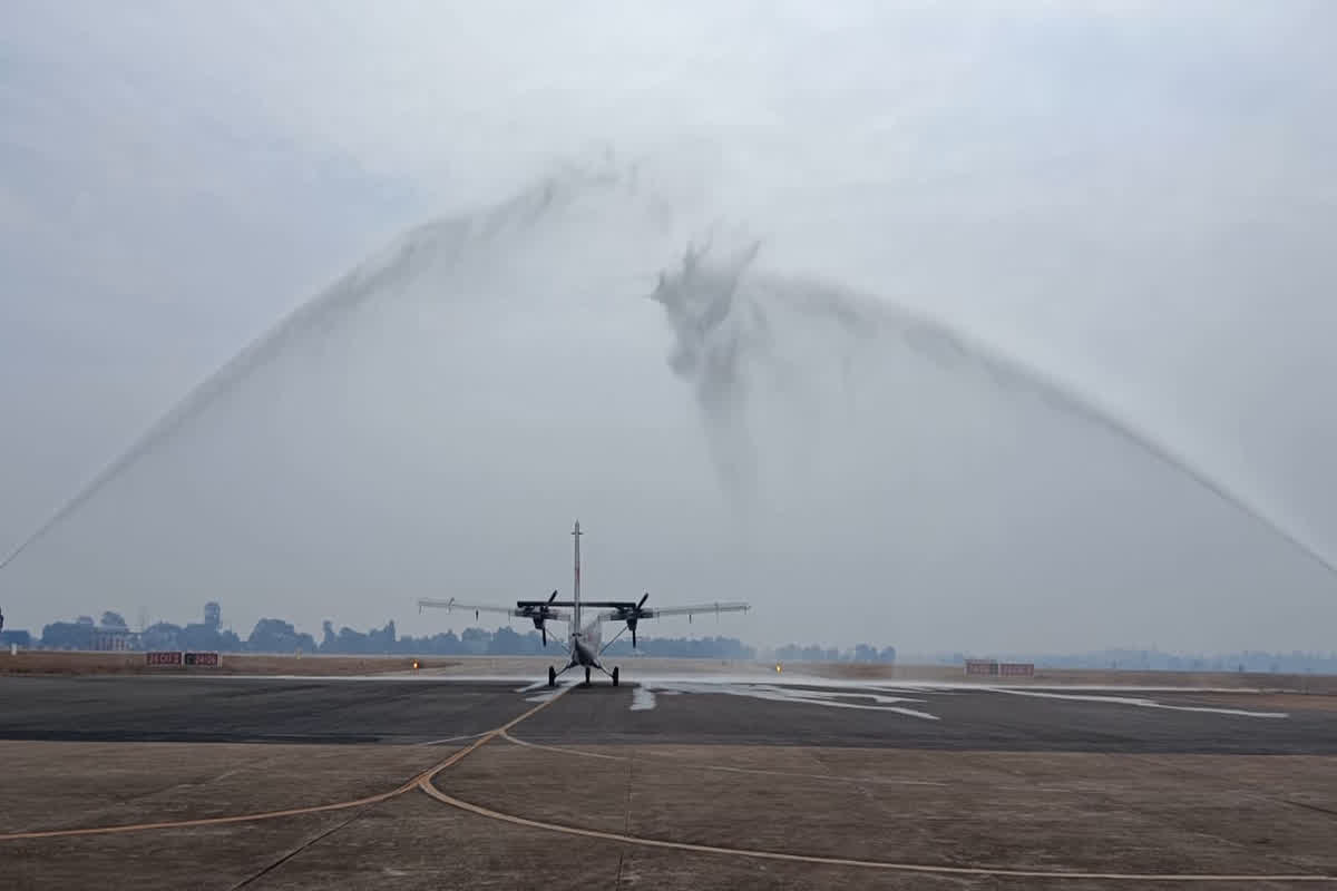 Raipur Ambikapur Flight: अब हवाई चप्पल पहनने वाला भी करेगा हवाई जहाज की सवारी, CM साय ने रायपुर से अंबिकापुर के लिए विमान सेवा का किया शुभारंभ