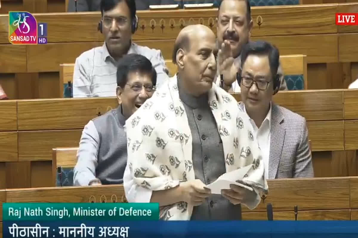 Rajnath Singh Speech in Parliament: ठहाकों से गूंज उठा सदन.. जब रक्षा मंत्री ने नेता प्रतिपक्ष राहुल गांधी पर कसा तंज, जानिए ऐसा क्या कहा