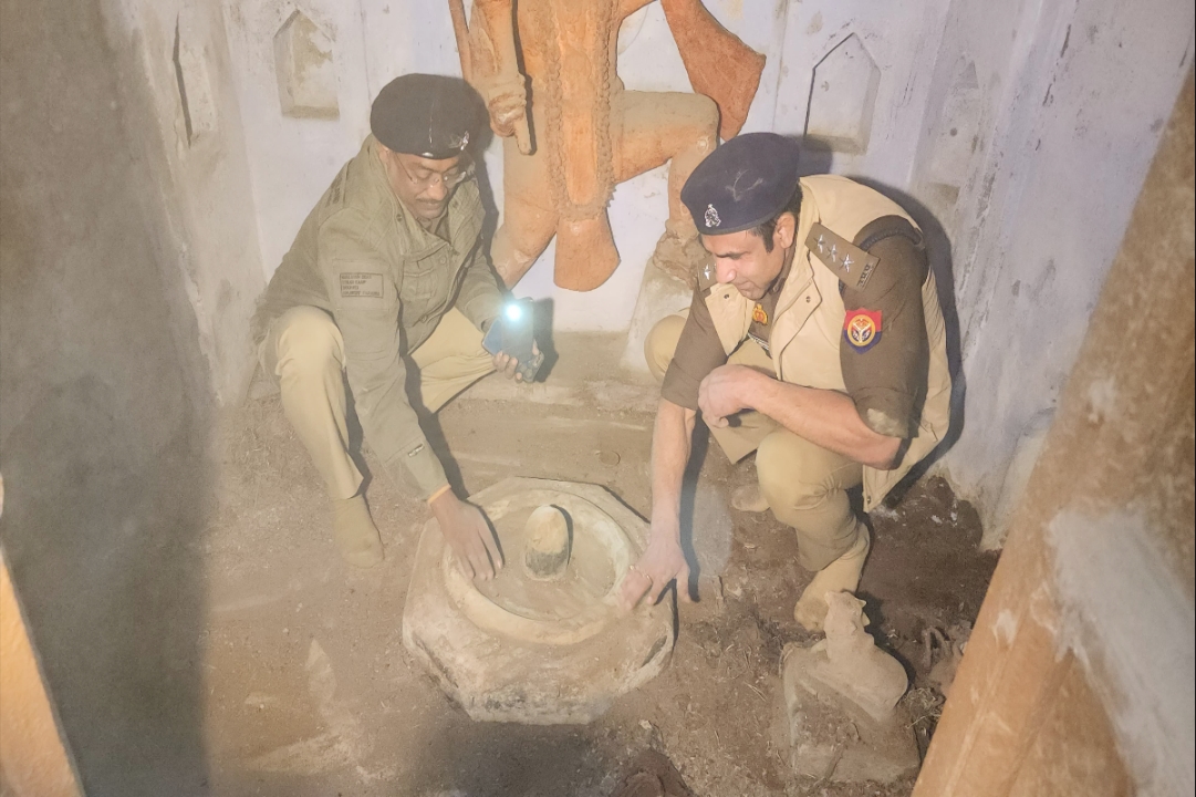 Sambhal Shiv Mandir : खुल गया 46 साल से बंद भगवान शिव का मंदिर.. हिंदुओं के पलायन के बाद मुस्लिम समुदाय का था कब्जा,  DM और SP ने खुलवाया