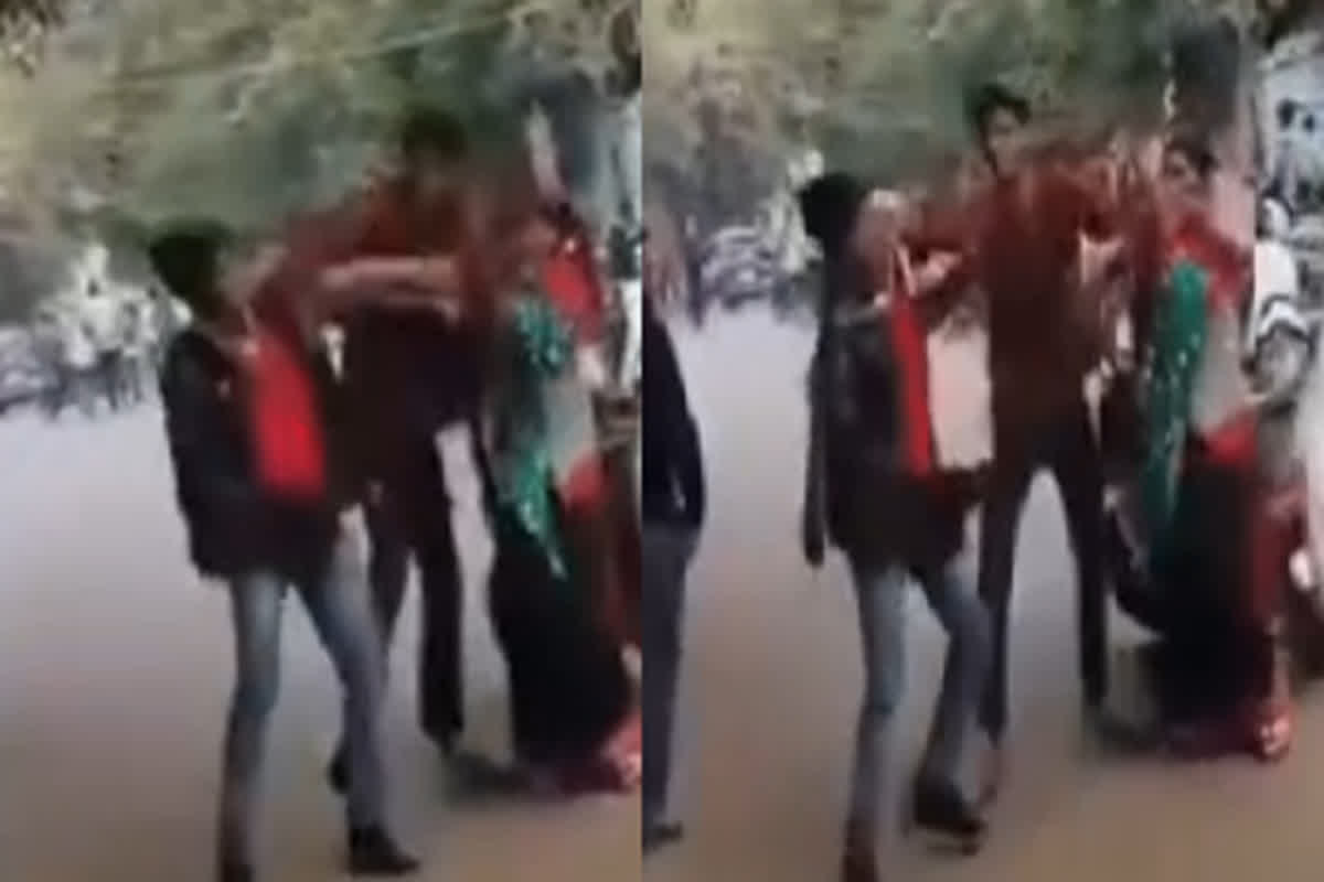 Husband-Wife Fight Video Viral: बीच सड़क पति-पत्नी में छिड़ी जंग, एक-दूसरे पर बरसाए लात-घूंसे, वायरल हुआ वीडियो