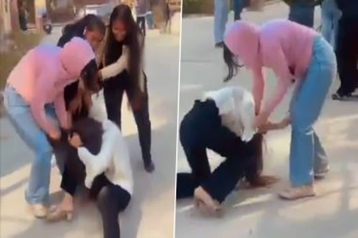 Girls Fighting Viral Video: दो छात्राओं के बीच कॉलेज परिसर में हुई मारपीट, एक-दूसरे को बाल पकड़कर पीटा, देखें वायरल वीडियो