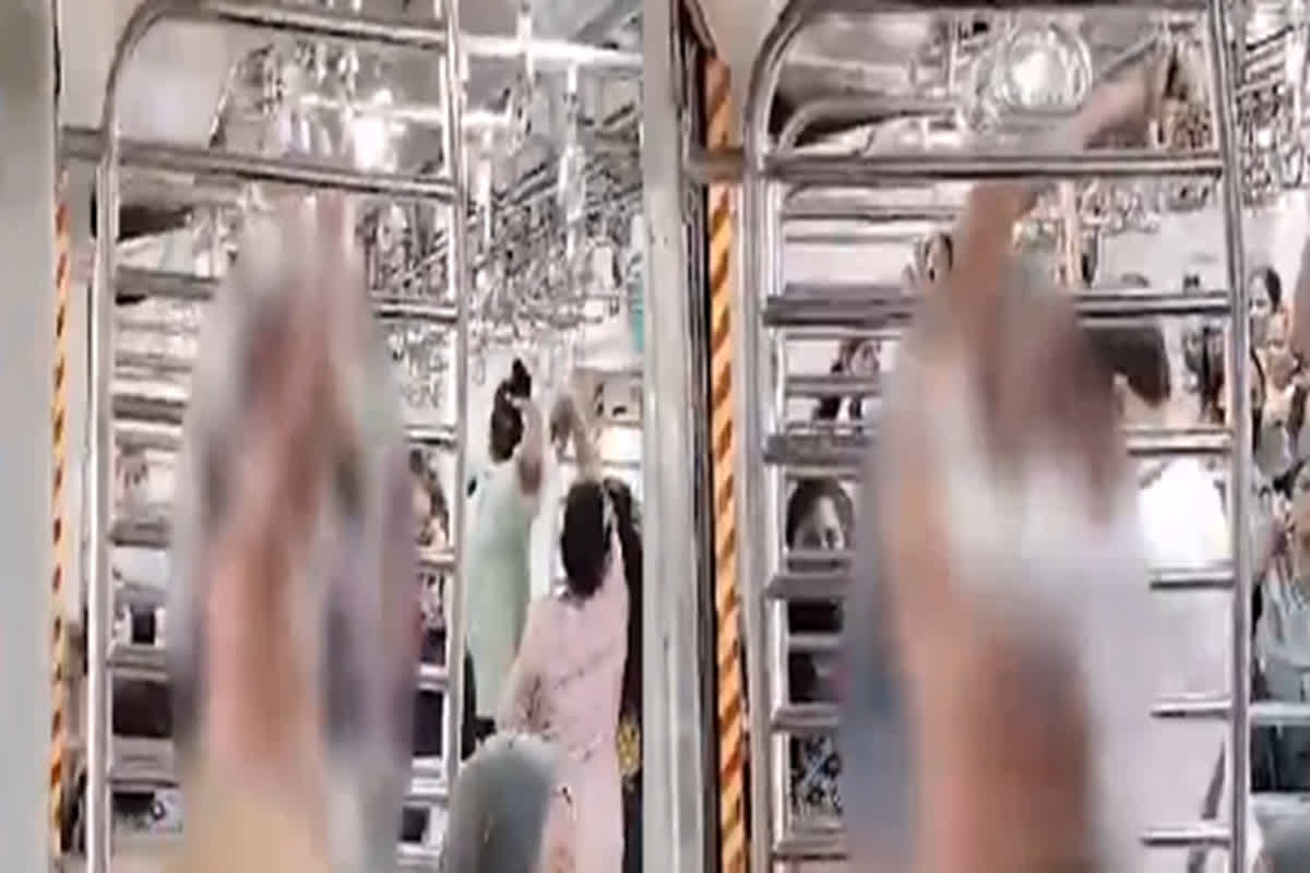 Mumbai Local Train Viral Video: ट्रेन के महिला कोच में बिना कपड़ों को पहुंचा शख्स, देखकर लोगों के उड़े होश, वायरल हुआ वीडियो